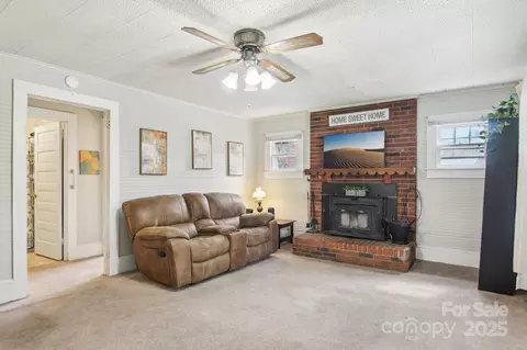 Living - 21 Henry Dr, Clyde, NC 28721 photo 3 of 5