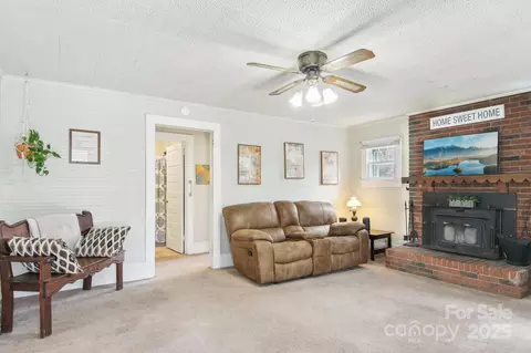 Living - 21 Henry Dr, Clyde, NC 28721 photo 2 of 5
