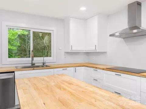 Kitchen - 373 Vineyard Rd, Tryon, NC 28782 photo 3 of 4