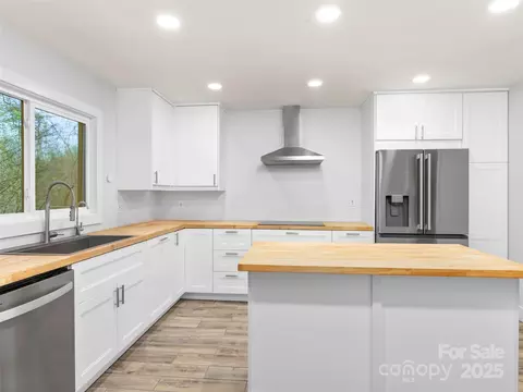 Kitchen - 373 Vineyard Rd, Tryon, NC 28782 photo 2 of 4