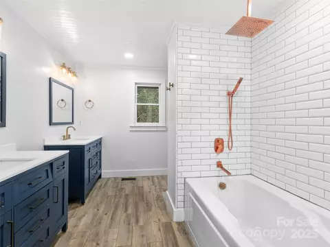 Bath - 373 Vineyard Rd, Tryon, NC 28782 photo 1 of 3