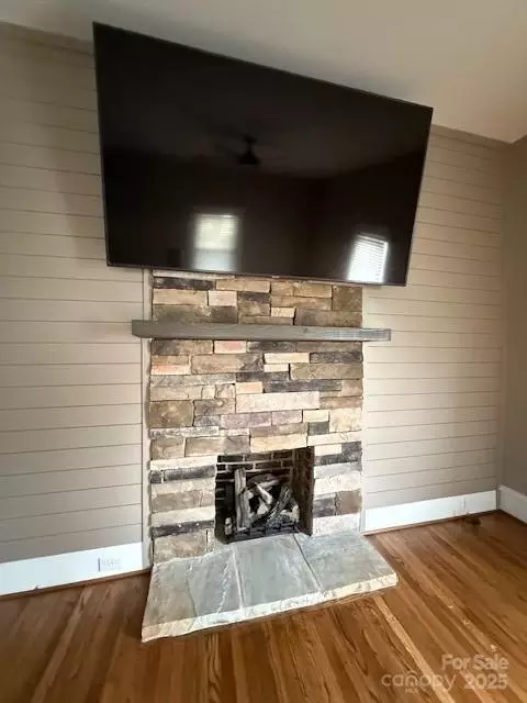 Living - 705 3rd Nw Ave NW, Hickory, NC 28601 photo 4 of 4