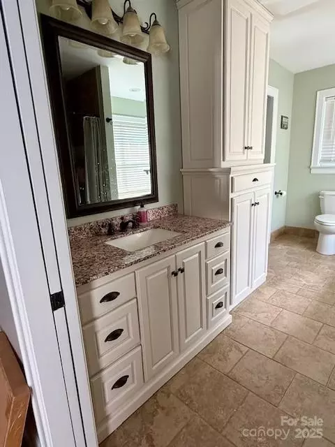 Bath - 705 3rd Nw Ave NW, Hickory, NC 28601 photo 1 of 4