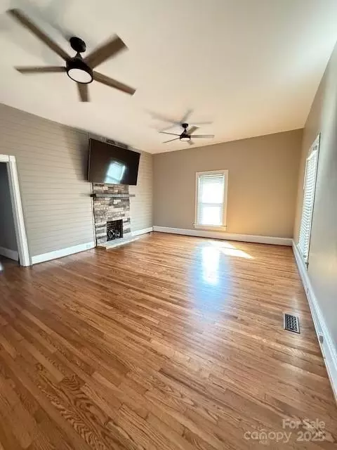 Living - 705 3rd Nw Ave NW, Hickory, NC 28601 photo 1 of 4