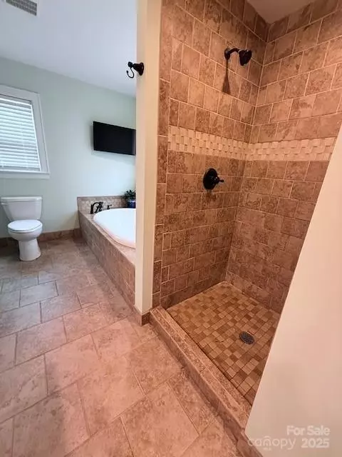 Bath - 705 3rd Nw Ave NW, Hickory, NC 28601 photo 2 of 4