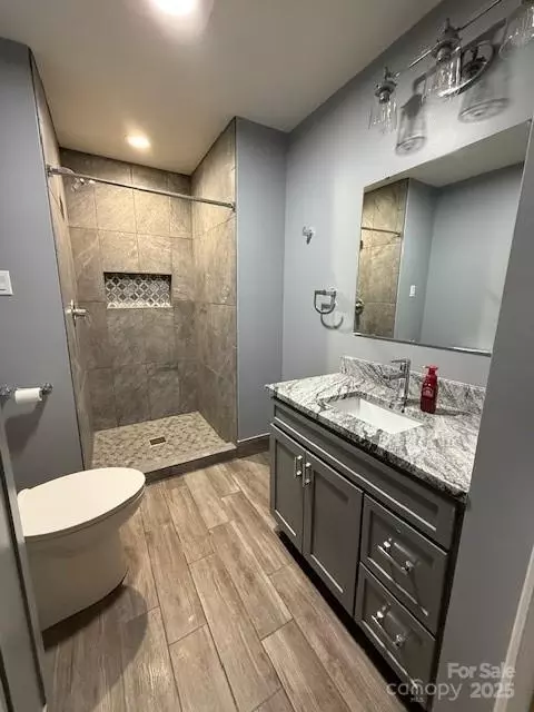 Bath - 705 3rd Nw Ave NW, Hickory, NC 28601 photo 4 of 4