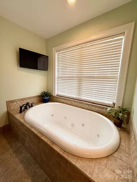 Bath - 705 3rd Nw Ave NW, Hickory, NC 28601 photo 3 of 4