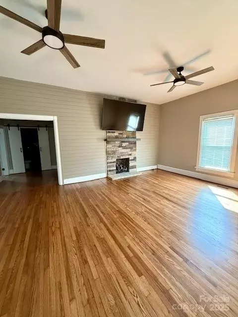 Living - 705 3rd Nw Ave NW, Hickory, NC 28601 photo 3 of 4