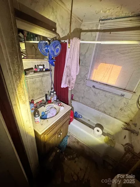 Bath - 110 Logan St, Morganton, NC 28655 photo 1 of 2