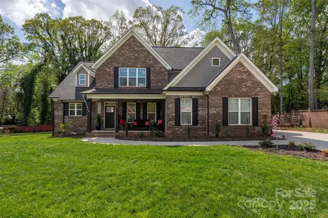8209 Bella Vista Ct, Charlotte, NC 28216