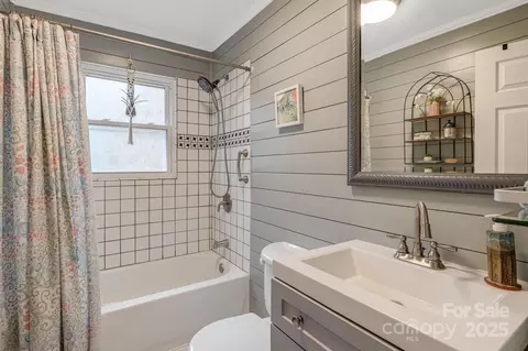 Bath - 1041 Groundhog Rd, Canton, NC 28716 photo 1 of 2