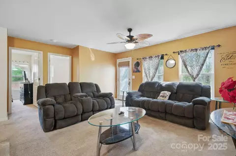 3944 Hemingway Nw Dr NW, Hickory, NC 28601 photo 5