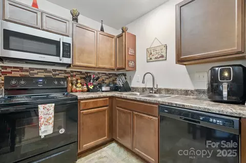 3944 Hemingway Nw Dr NW, Hickory, NC 28601 photo 8