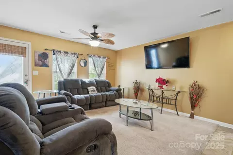 3944 Hemingway Nw Dr NW, Hickory, NC 28601 photo 4
