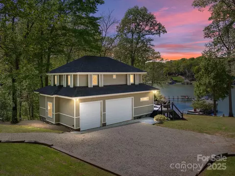 1395 Roundstone Rd, Sherrills Ford, NC 28673