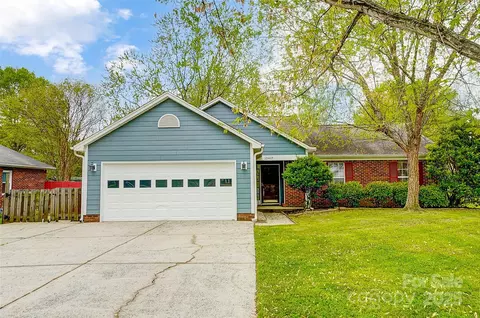 13417 Krislyn Woods Pl, Charlotte, NC 28278