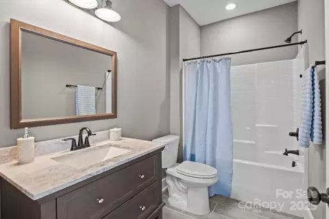 Bath - 6743 Fox Ridge Cir, Davidson, NC 28036 photo 3 of 4