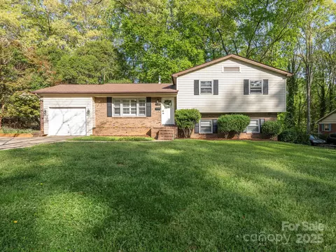 7024 Rockledge Dr, Charlotte, NC 28210