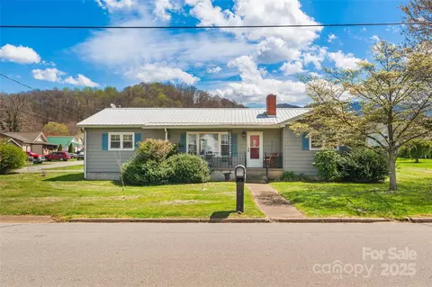 641 Camelot Dr, Waynesville, NC 28786