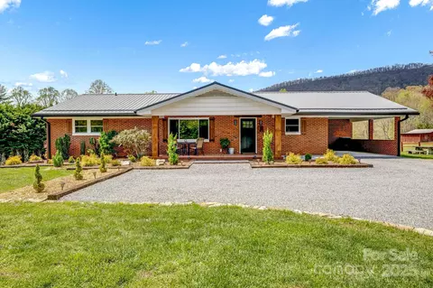 95 Hunters Ridge Rd, Mills River, NC 28759
