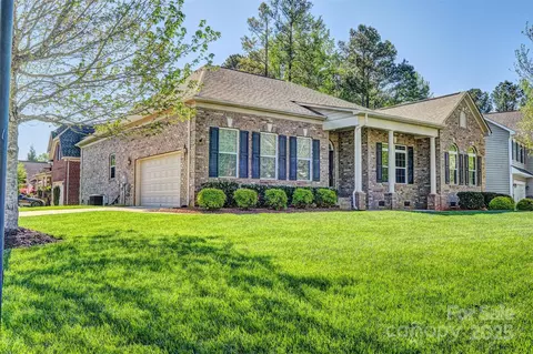 133 Misty Woods Dr, Lake Wylie, SC 29710