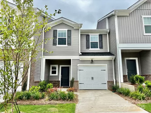 4305 Summit Woods Dr, Charlotte, NC 28216