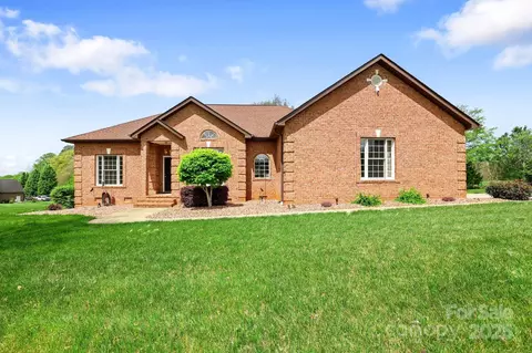 121 Capstone Ct, Statesville, NC 28625