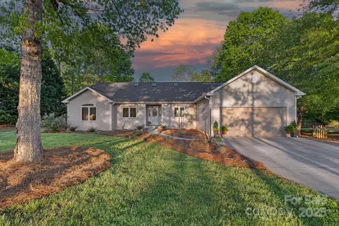 300 Yacht Rd, Mooresville, NC 28117