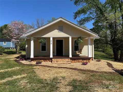 219 W Highland Ave, Elkin, NC 28621