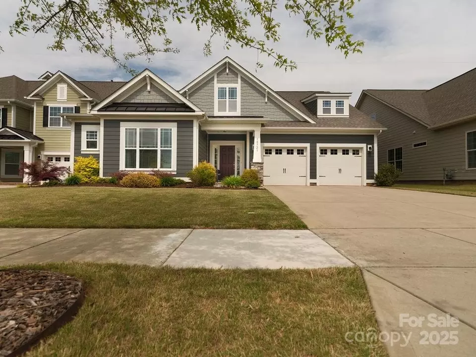 Exterior - 18721 Dumbarton Oaks Dr, Cornelius, NC 28031 photo 1 of 4