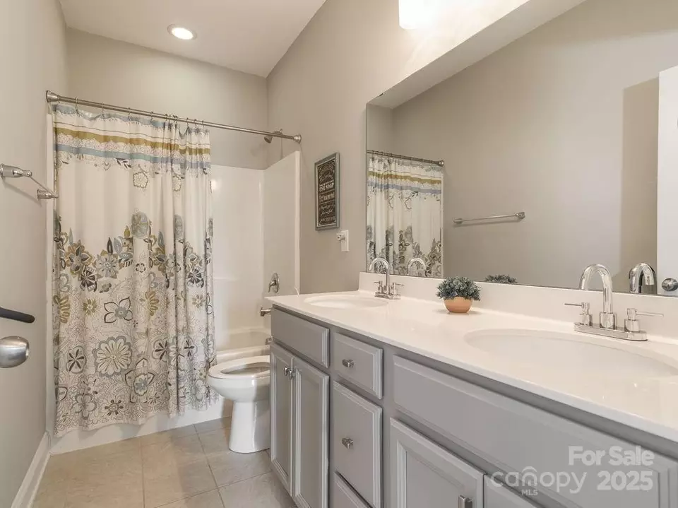 Bath - 18721 Dumbarton Oaks Dr, Cornelius, NC 28031 photo 3 of 4