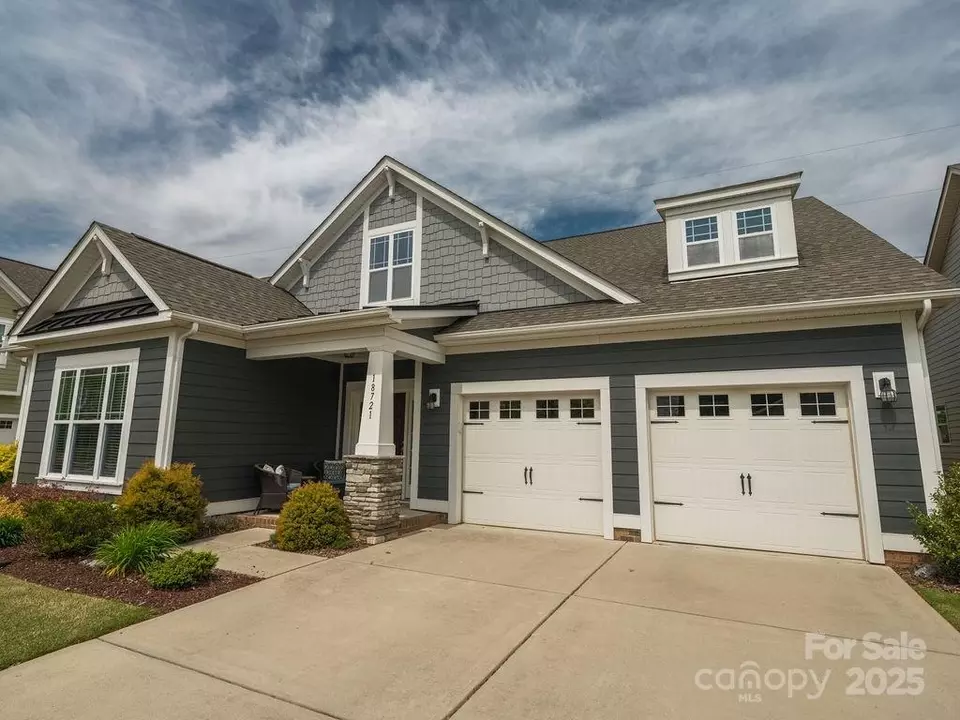 Exterior - 18721 Dumbarton Oaks Dr, Cornelius, NC 28031 photo 2 of 4