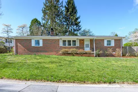 1207 Pinebrook Cir, Hendersonville, NC 28739
