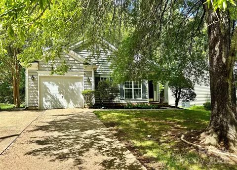 8608 Warwick Crest Ln, Charlotte, NC 28215