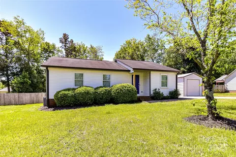 8210 Lantana Dr, Denver, NC 28037
