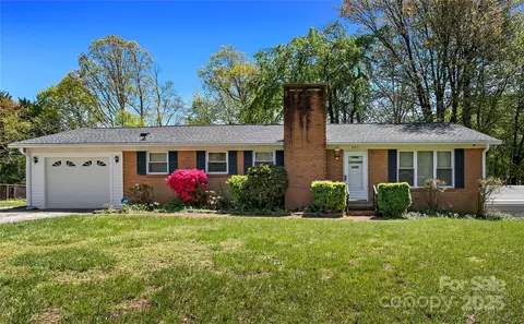 801 Inland Dr, Kernersville, NC 27284