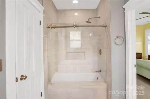 Bath - 140 Parkview St, Davidson, NC 28036 photo 2 of 4