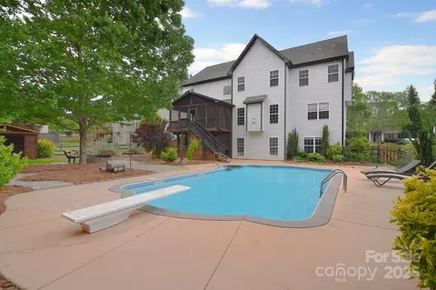 1811 Robbins Meadows Dr, Waxhaw, NC 28173