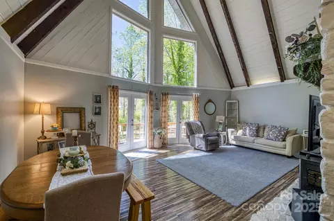 1680 NE 17th Avenue Ct, Hickory, NC 28601