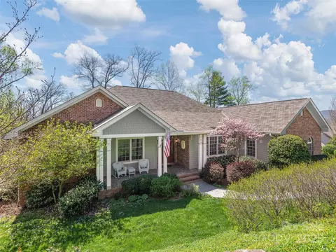 125 Lindsley Ct, Hendersonville, NC 28792