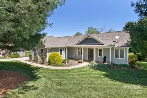 16 Devonshire Dr, Mills River, NC 28759 photo 2