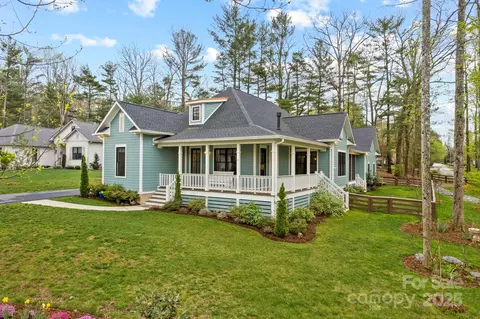 299 Lindsey Farm Dr, Flat Rock, NC 28731