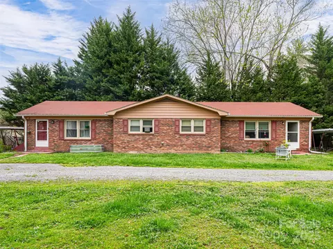 527 Glasgow Ln, Hendersonville, NC 28739