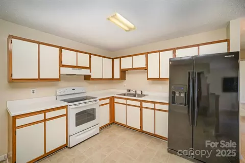 Kitchen - 700 Fine Wright Ave, York, SC 29745 photo 2 of 3