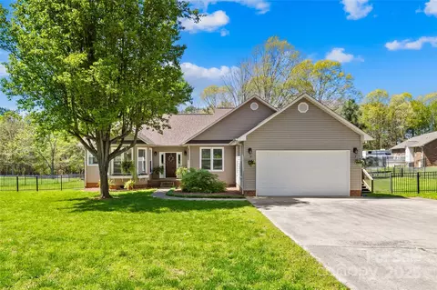 102 Northshore Dr, Cherryville, NC 28021