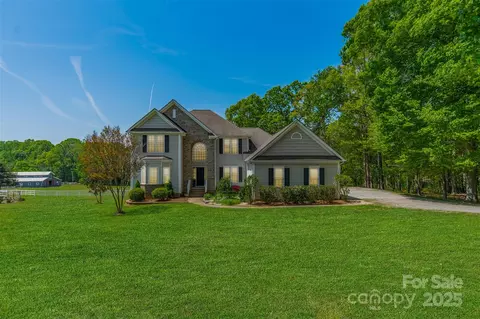 228 Red Dog Dr, Mooresville, NC 28115