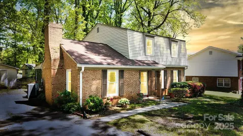 5623 Eastbrook Rd, Charlotte, NC 28215
