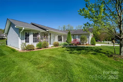 727 W Saint Johns Way, Hendersonville, NC 28791