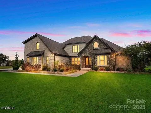 3441 Autumn Leaves Dr, Grimesland, NC 27837