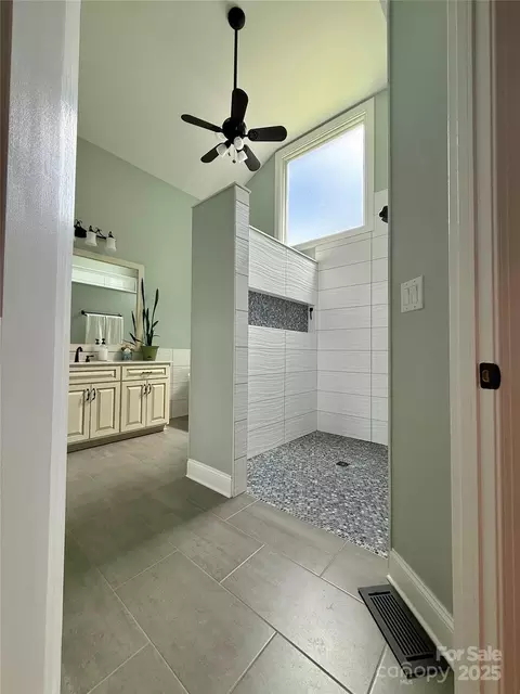 Bath - 1901 Benjamin Dr, Salisbury, NC 28146 photo 2 of 4